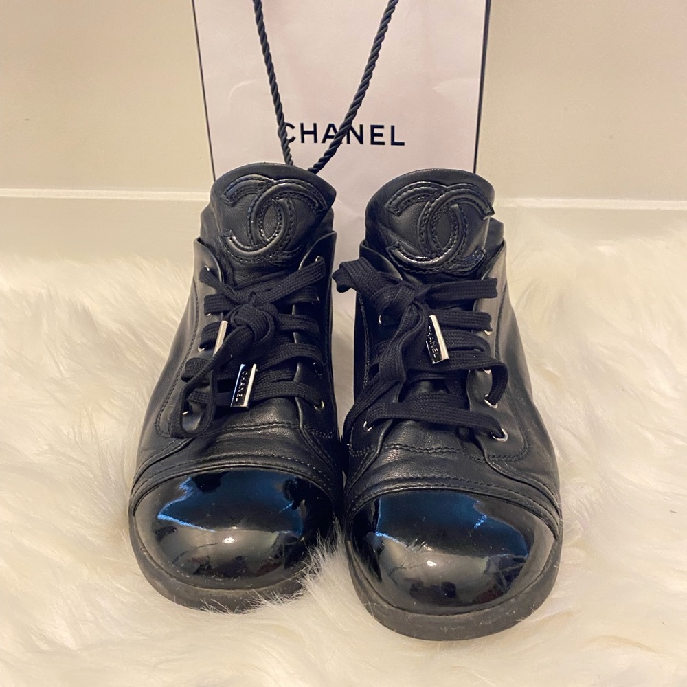 BLACK CHANEL PATENT LEATHER SNEAKERS SIZE 37 (7)